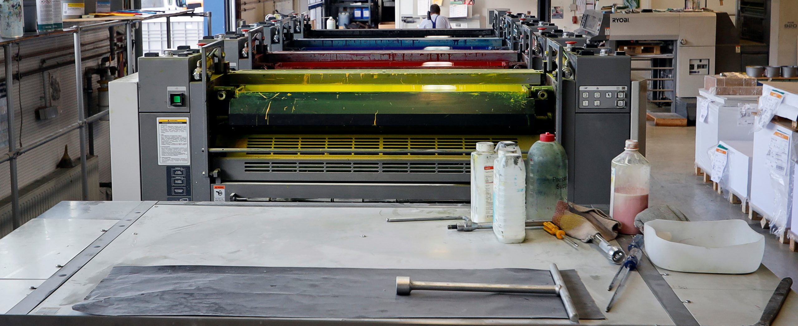 Die Druckmaschine bei Verlag & Druckerei Schlecht in Mühlacker