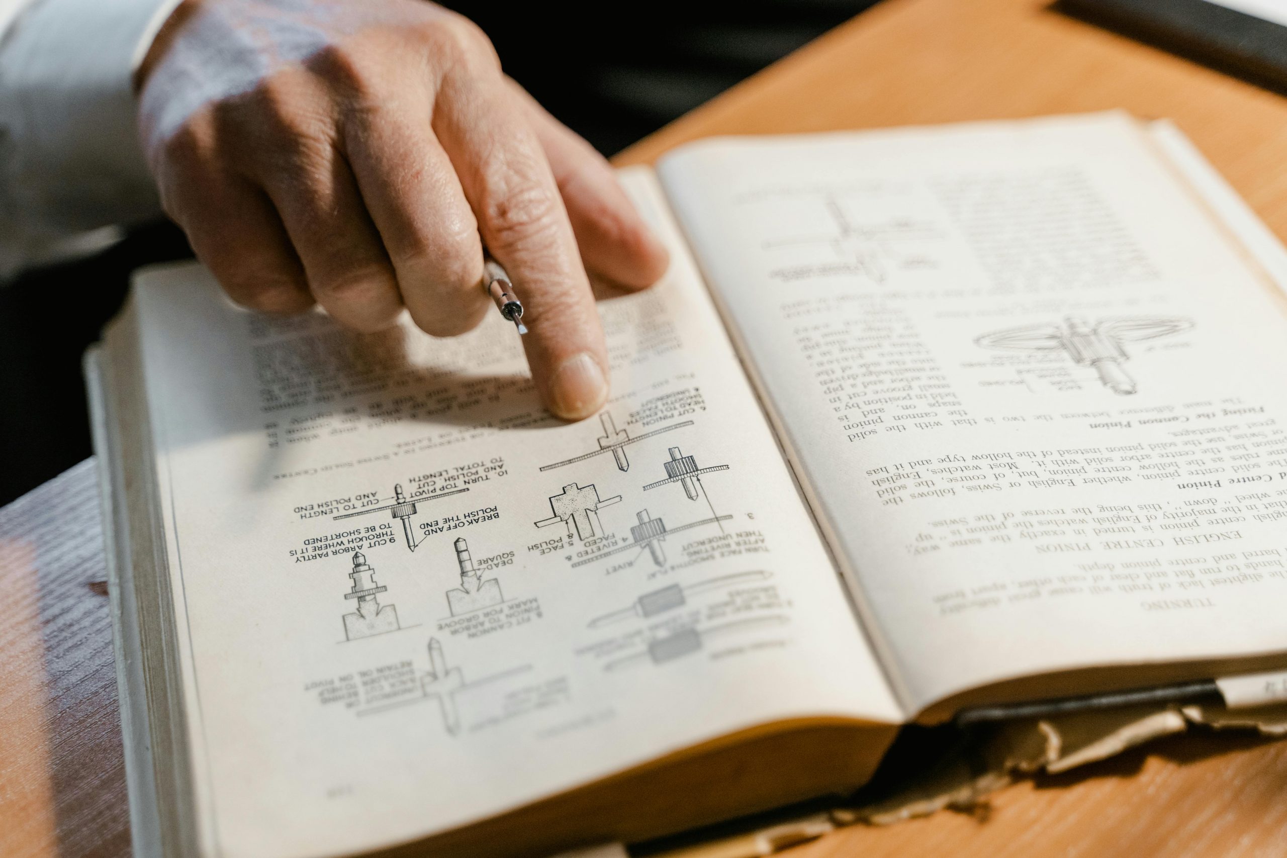 Technische Unterlagen und Dokumentation auf einem Schreibtisch